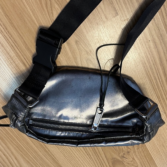 Rebecca Minkoff cross-body bag, with pockets. Distressed silver. - Picture 4 of 16